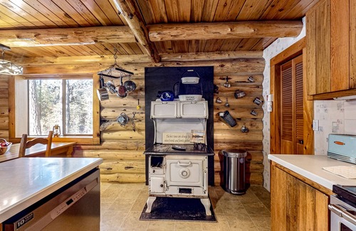 La Pine Cabin | Rustic Charm: Spacious log cabin, close to outdoor adventures, cozy vibes