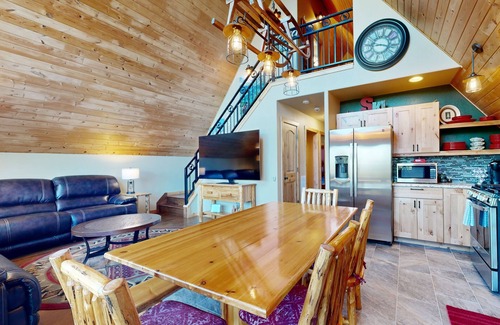 Lakeside Cabin | Rustic charm w/modern amenities, an expansive back patio, mountain views