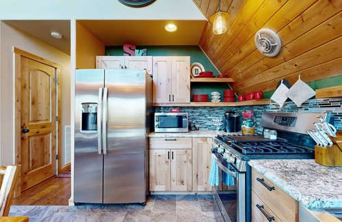 Lakeside Cabin | Rustic charm w/modern amenities, an expansive back patio, mountain views