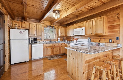 Gatlinburg - Pigeon Forge House | Rustic-Chic Cabin w Hot Tub & Fire Pit