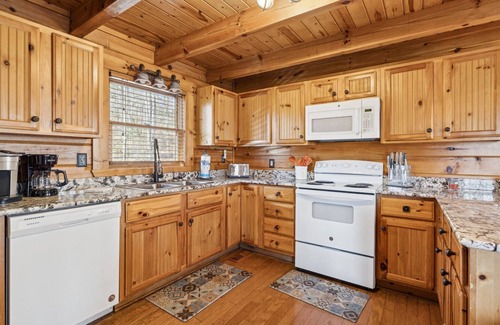 Gatlinburg - Pigeon Forge House | Rustic-Chic Cabin w Hot Tub & Fire Pit