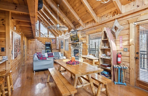 Gatlinburg - Pigeon Forge House | Rustic-Chic Cabin w Hot Tub & Fire Pit