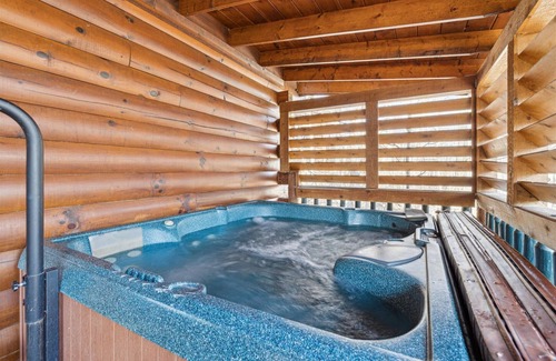 Gatlinburg - Pigeon Forge House | Rustic-Chic Cabin w Hot Tub & Fire Pit