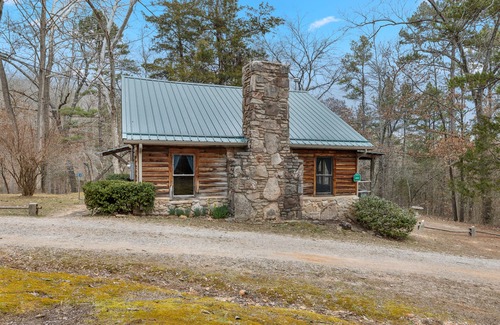 Marble Falls Cabin | Rustic, close to buffalo river, secluded getaway, king bed, hiking ,WIFI