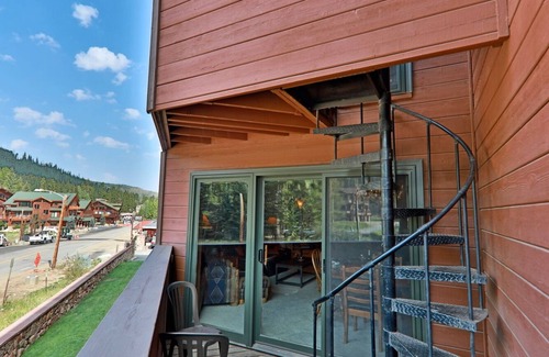 Old Town Condo | Rustic Condo with Modern Amenities, Free Bus &Walk to Slopes-Adventure Awaits!