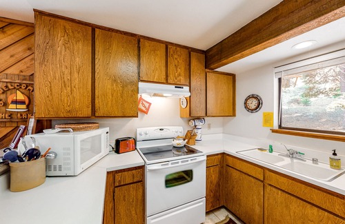Lakeshore Condo | Rustic Condo with Shared Pool & Hot Tub - Walking Distance to Huntington Lake