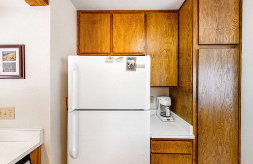 Lakeshore Condo | Rustic Condo with Shared Pool & Hot Tub - Walking Distance to Huntington Lake