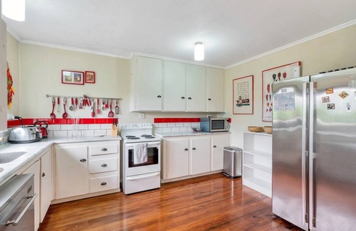 St. Heliers House | Rustic, cosy, fully equipped, close to forests, beaches and CBD.
