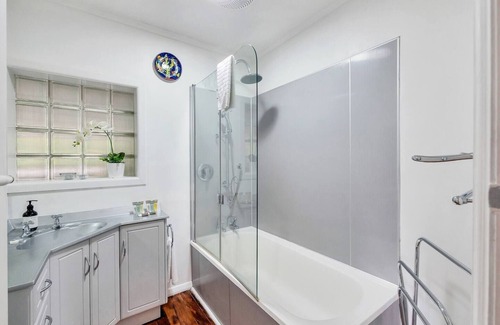 St. Heliers House | Rustic, cosy, fully equipped, close to forests, beaches and CBD.