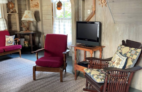 Bayside Cottage | Rustic cottage a block from the water at 19 Broadway, Bayside, Northport w/WiFi