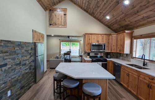 Twin Lakes Apartment | Rustic Cottage Downtown Twin Lakes