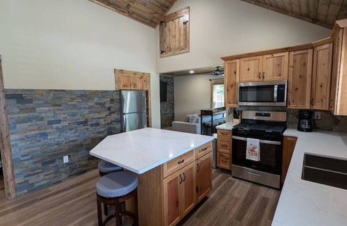 Twin Lakes Apartment | Rustic Cottage Downtown Twin Lakes