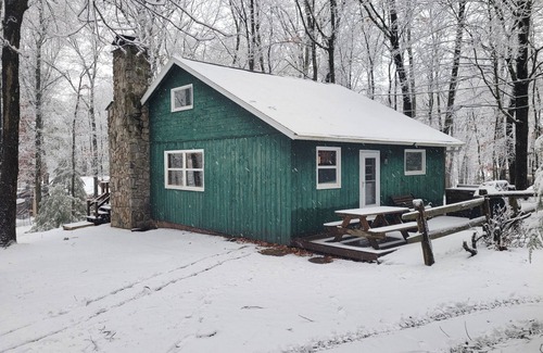 Tafton Cabin | Rustic Cottage Getaway by Lake Wallenpaupack - 2 bedroms and Large Loft