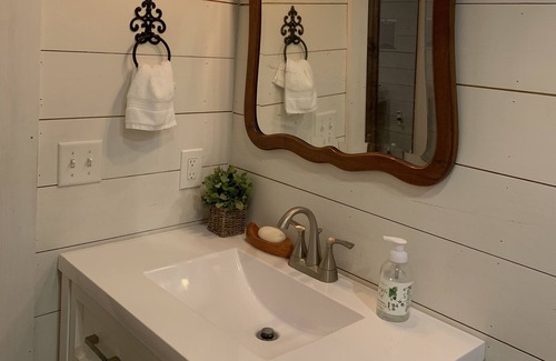Drake Bed & Breakfast | Rustic cottage overlooking the creek