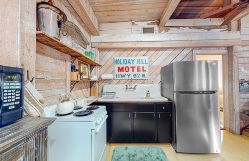 Eureka Springs Historic District Cottage | Rustic cottage with backyard & central AC - near downtown attractions