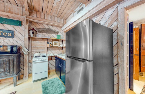 Eureka Springs Historic District Cottage | Rustic cottage with backyard & central AC - near downtown attractions