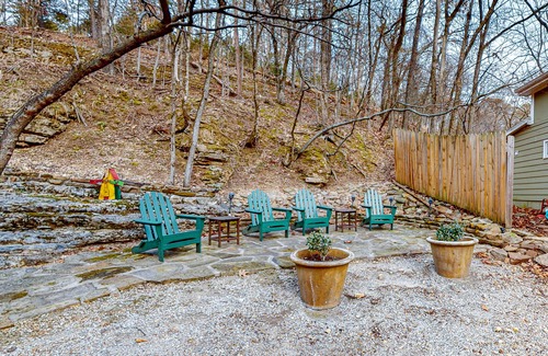 Eureka Springs Historic District Cottage | Rustic cottage with backyard & central AC - near downtown attractions