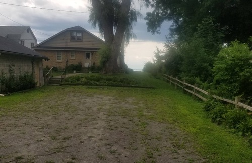 Fort Erie Cottage | Rustic cottage with private beach and lake access.