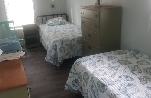 Fort Erie Cottage | Rustic cottage with private beach and lake access.