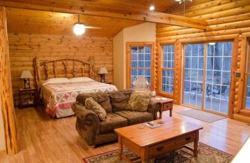 Carbondale House | Rustic Cozy Cabin with Hot-tub in Carbondale, Illinois