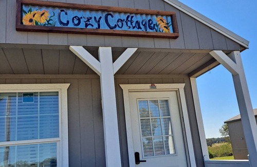Gainesville Cottage | Rustic cozy cottage. Country living at irs best. Travel down tree lined roads.
