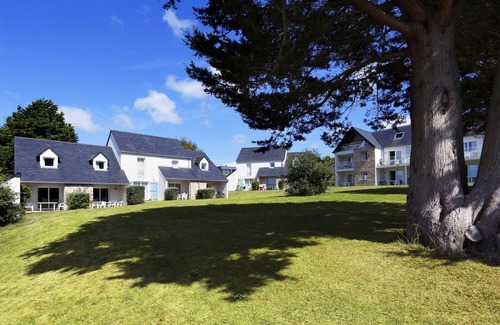 Plougonvelin Condo | Rustic + Cozy Apartment | Direct Beach Access!