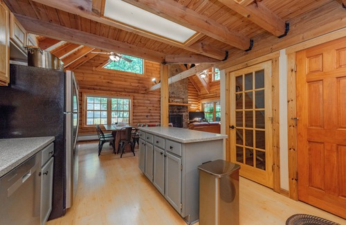 North Glade Hills House | Rustic Deep Creek Cabin w/Fire Pit & Hot Tub