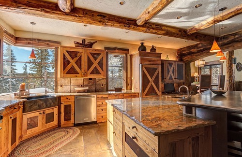 Baldy Mountain House | Rustic-elegance wrapped in custom mountain luxury, steps from Baldy Hiking Trail and shuttle stop