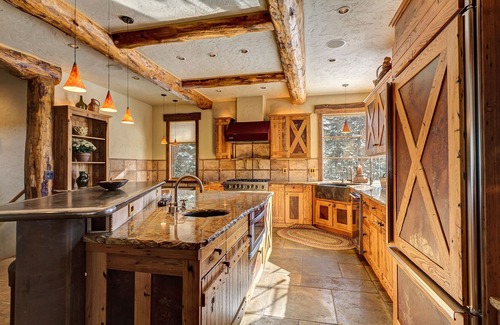 Baldy Mountain House | Rustic-elegance wrapped in custom mountain luxury, steps from Baldy Hiking Trail and shuttle stop