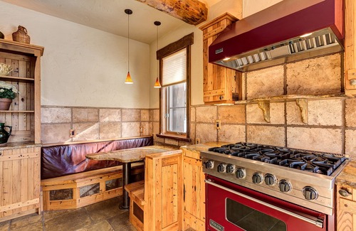 Baldy Mountain House | Rustic-elegance wrapped in custom mountain luxury, steps from Baldy Hiking Trail and shuttle stop