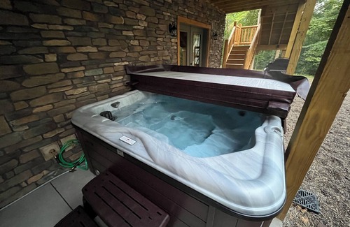 Logan Cabin | "Rustic Elegance" Your best Hocking Hills Experience !