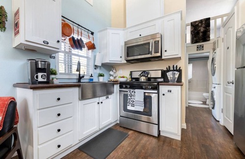 Woodland Park House | Rustic Escape| Fireplace, BBQ Grill & Scenic Views