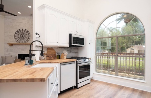 Mid America House | Rustic Farmhouse - Hot Tub - Bar - Fire pit