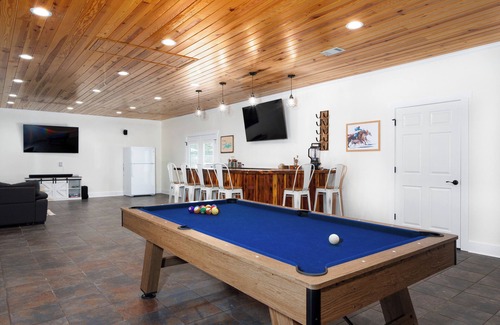 Mid America House | Rustic Farmhouse - Hot Tub - Bar - Fire pit