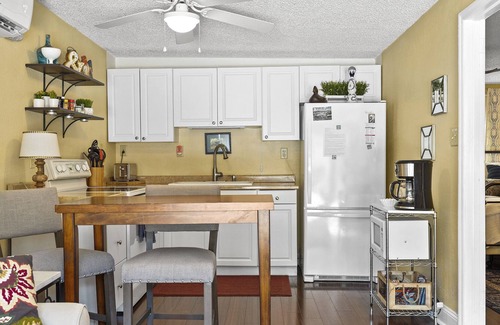 Avondale Cottage | Rustic Garden Cottage - Walkable Historic District