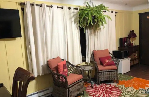 Grosse Pointe Apartment | Rustic Grosse Pointe guest suite