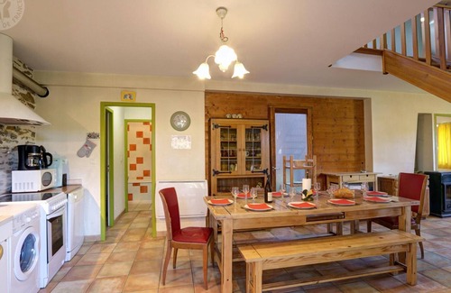 La Terrasse-sur-Dorlay Cottage | Rustic house near Saint-Étienne, family-friendly, pets allowed