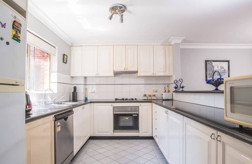 Randwick Apartment | Rustic Hardwood 2 Bedroom Apartment in Randwick