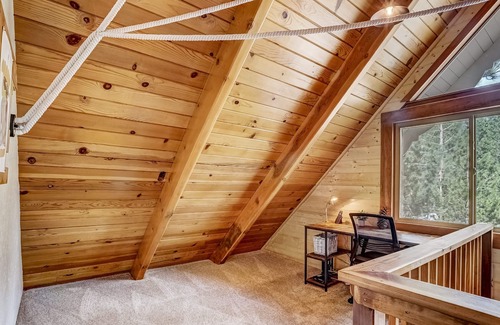 Christmas Valley House | Rustic Haven | Hot tub | Pet friendly | Granite boulders!
