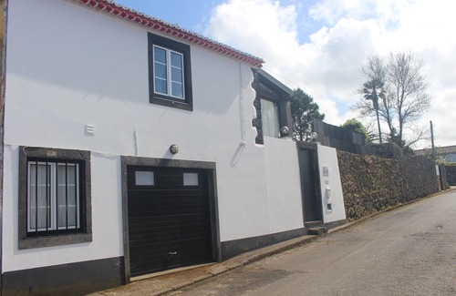 Ponta Delgada Cottage | Rustic house with garden overlooking the sea in the center of the island