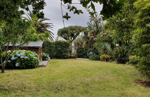 Ponta Delgada Cottage | Rustic house with garden overlooking the sea in the center of the island