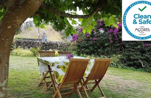 Caloura Cottage | Rustic house with garden