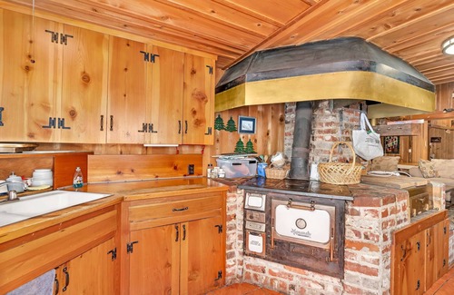 West Village Cabin | Rustic Knotty Pine | Minutes to the Water!