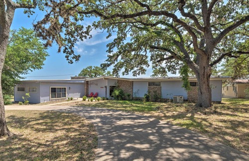 Tow Cottage | Rustic Lake Buchanan Hideaway w/Game Room & Grill