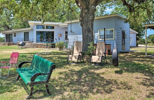 Tow Cottage | Rustic Lake Buchanan Hideaway w/Game Room & Grill