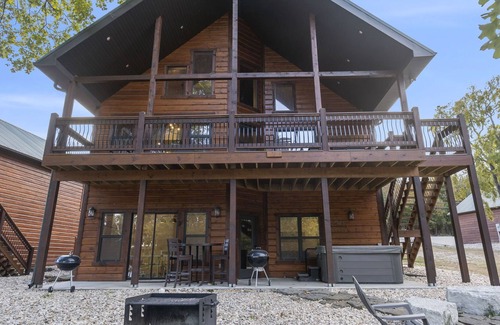 Indian Point Villa | Rustic & Lavish 7 BR Cabin Steps from Water's Edge - Indian Point (C05)