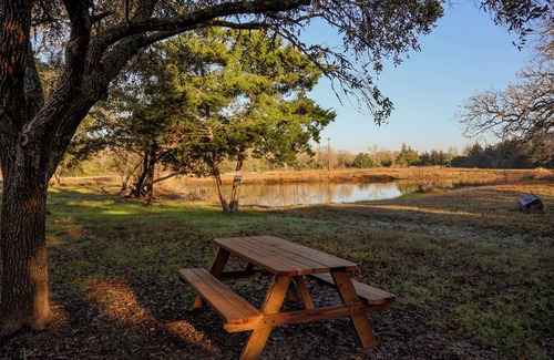 College Station House | Rustic Log Cabin Near Texas A&M – Spacious Retreat with Pond & Firepit!