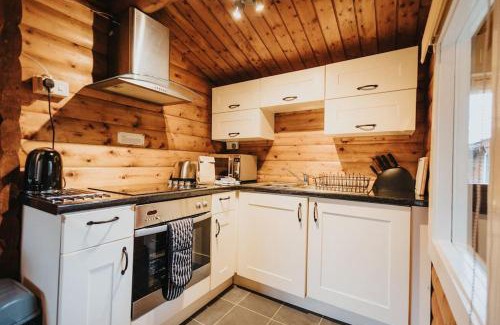Ffestiniog House | Rustic Log Cabin in Snowdonia - 2 Bedrooms & Parking