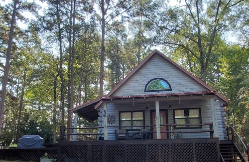 Hawkins Cabin | Rustic Log Cabin on beautiful Lake Hawkins