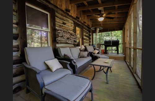Saluda Cabin | Rustic log cabin on Pearson falls rd